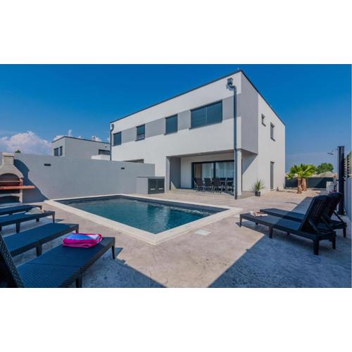 Stunning Home In Vrsi With Wifi