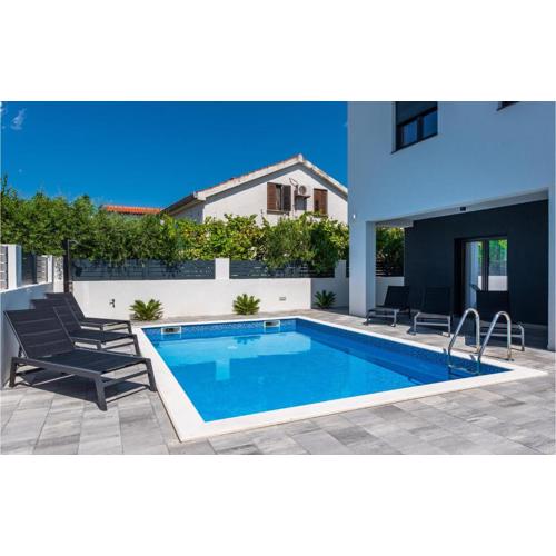 Stunning Home In Vrsi With Wifi