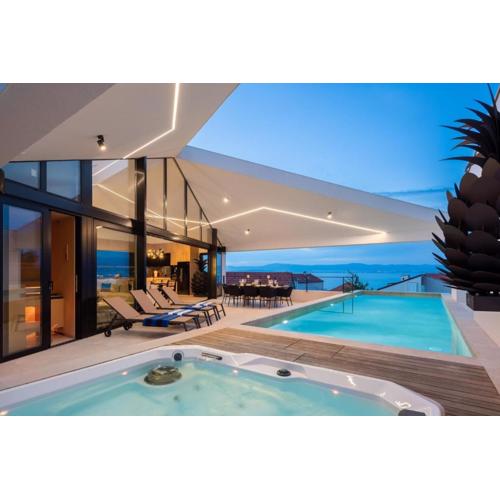 Stunning Luxury Villa Sandorin Private Seaside Oasis with Pool, Jacuzzi & Gym in Sutivan