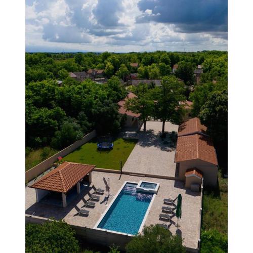 Stunning Villa for 10 people with large heated pool-50m2, jacuzzi and gym - by TA Leut Agency