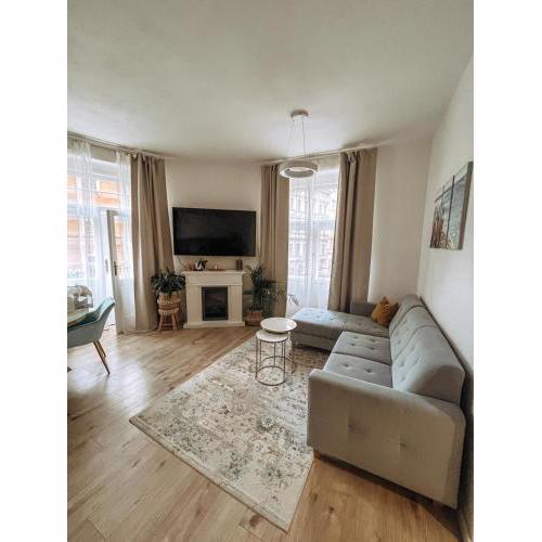 Stylish 1 bedroom plus office at amazing location