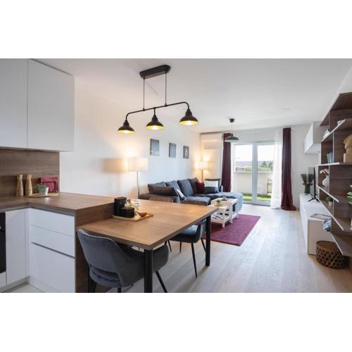 Stylish 2BDR Apartment- Free Garage