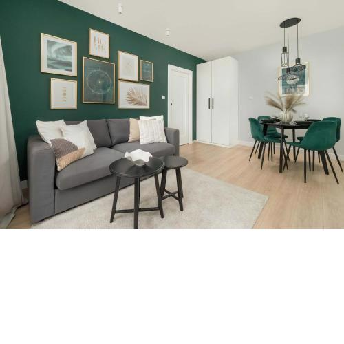 Stylish Apartment in Warsaw with Parking, Bathtub, Balcony, and Desk by Noclegi Renters