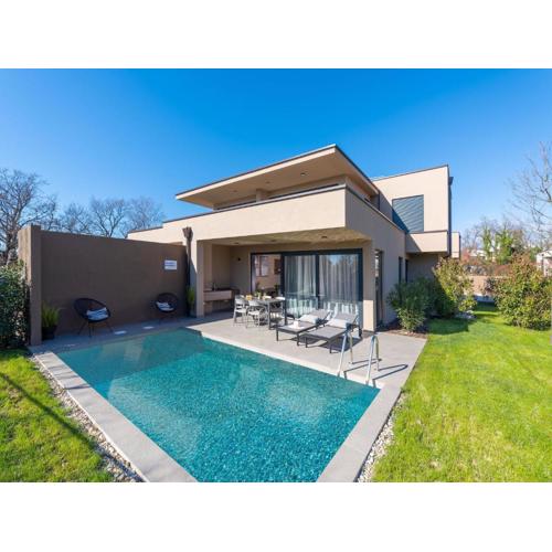 Stylish apartment with private swimming pool
