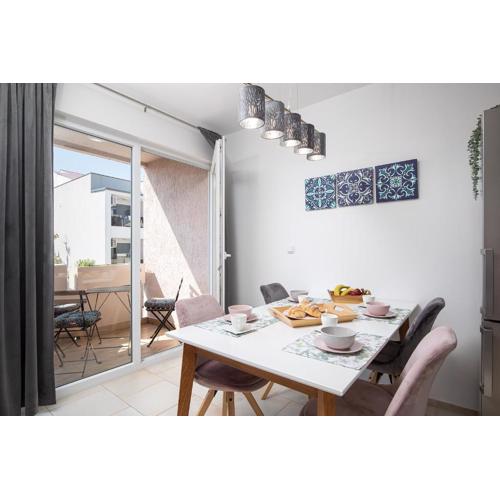 Stylish City Stay with Balcony & Free Parking