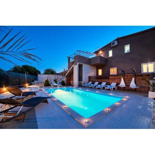 Stylish & luxury villa with pool, biliard, extra pool heating available - WiiBuk