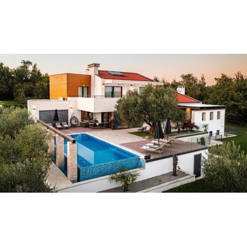 Stylish Villa Pedena with a pool and a gym