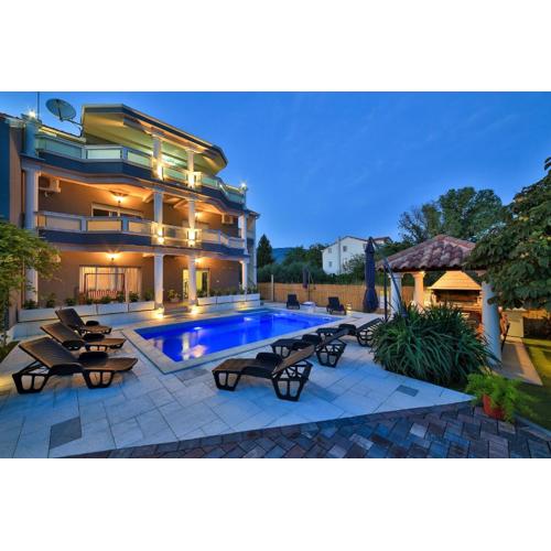 SUMAN APARTMENT WITH SHARED SWIMMING POOL, 120m FROM THE BEACH