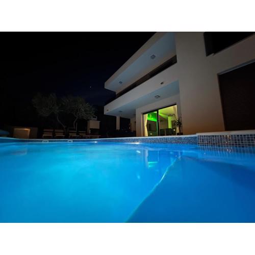 Sunluxvilla ,Heated Pool, IR Sauna