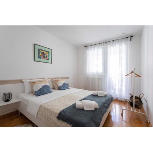 Sunny 1BDR with Balcony & Parking