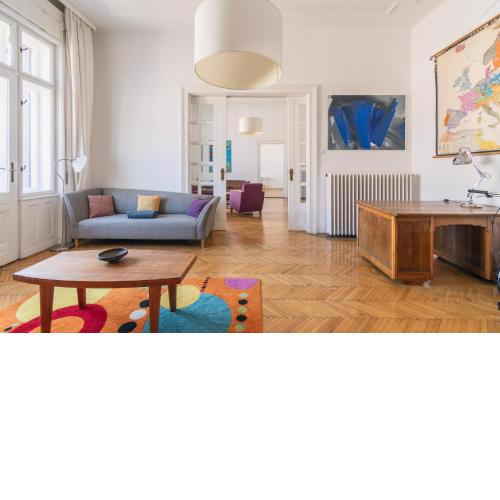 Sunny, Airy, Artsy & Authentic Loft with Balcony