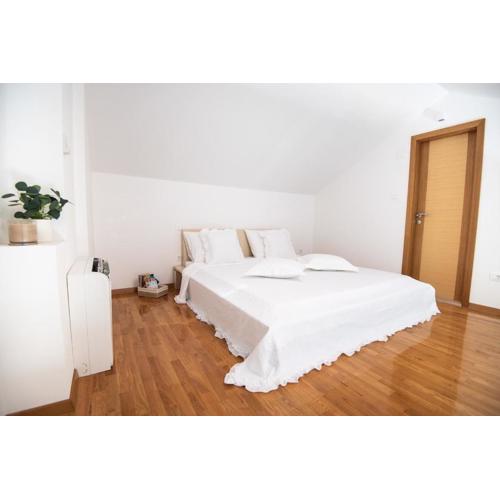 Sunny apartment - by the sea