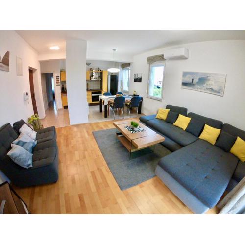 Sunny apartment by the beach