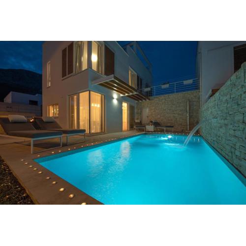 Sunny Bo Villa with a heated pool and rooftop jacuzzi