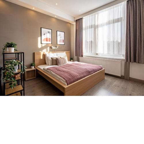 Sunny central three bedroom apartment