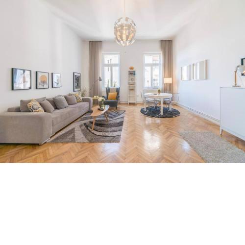 Sunny penthouse at the boulevard