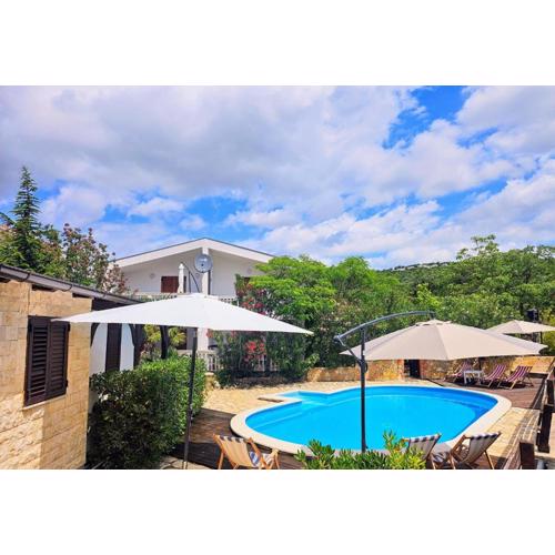 Sunny Pool Apartments