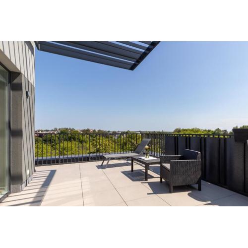 Sunny Seaside Apartment with Terrace & Parking by Noclegi Renters