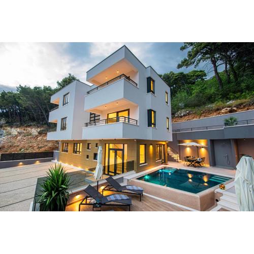 SunnySide luxury suites with free parking and swimming pool