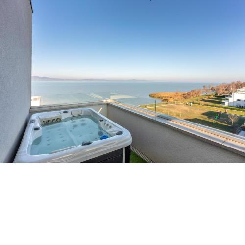 Sunset LakeView with Jacuzzi