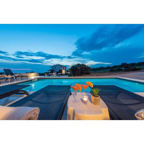 Sunset mood modern ap with a pool for 6