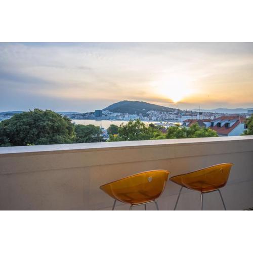 Sunset Oasis “VELLY” 1BR w/ Sea View & Parking