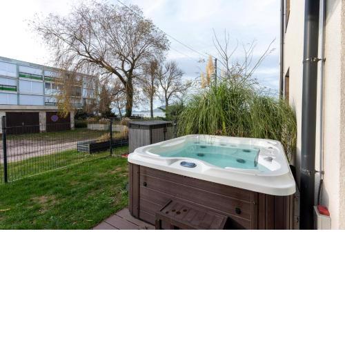 Sunset Resort 003 Jacuzzi