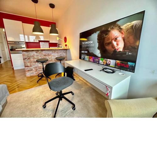 Super BEAUTY metro WiFi 65’TV Netflix HBO AppleTV+