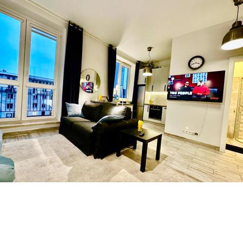 Super FORUM 2 Metro Fast WiFi Netflix, HBO, AppleTV