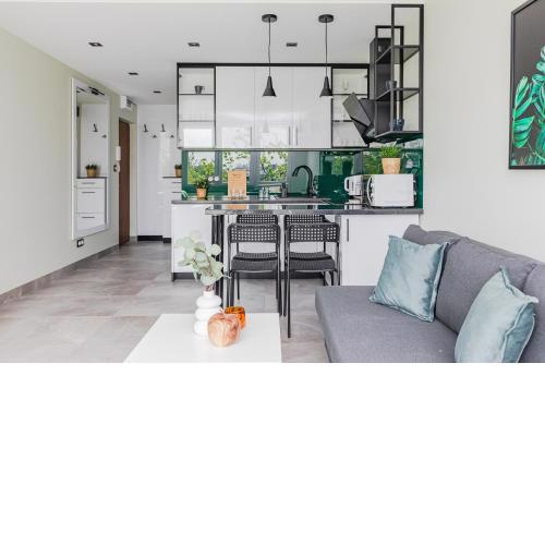 SuperApart Saska 48a, Sleek 6th-Floor Studio with Balcony & Elevator Access