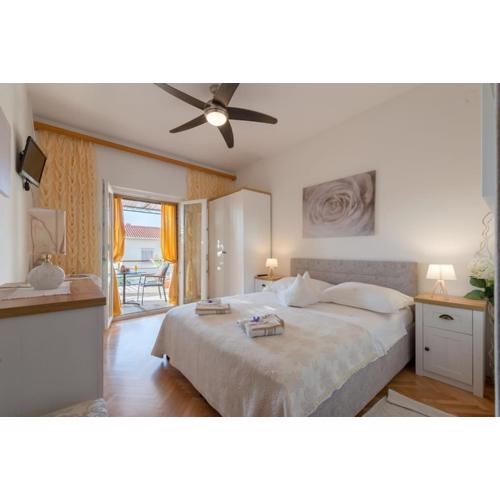 Superb 3 Bedrooms, 2 Baths Apartment with Terrace and Free parking