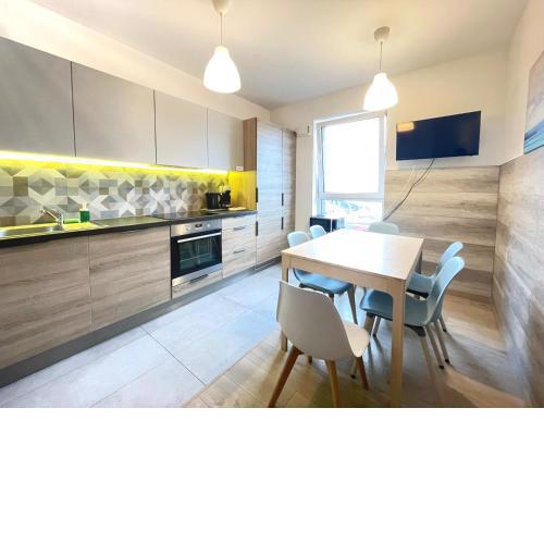 Superior Komputerowa, 4 rooms, 3 bedrooms, Airport-City train, Metro! 24h reception!