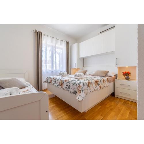 Sweet triple room in Makarska