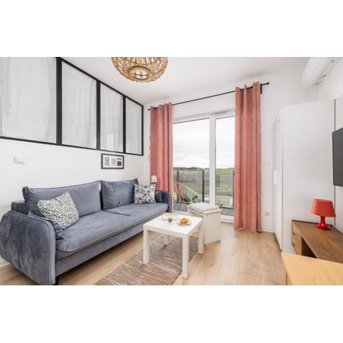 Szprotka Apartment with Air-Conditioning & Parking by Noclegi Renters
