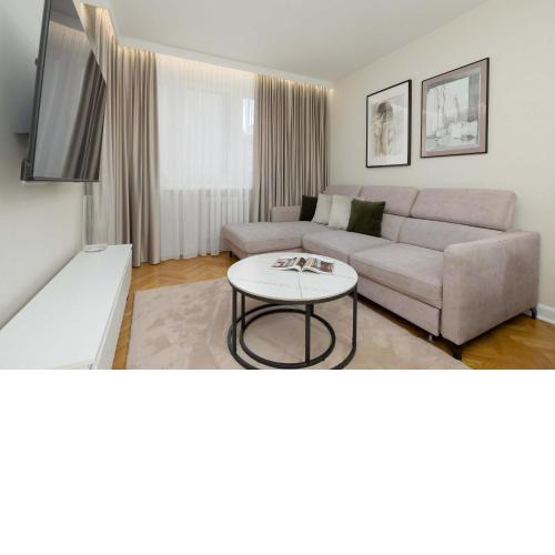 Tasteful One Bedroom Apartment by Noclegi Renters
