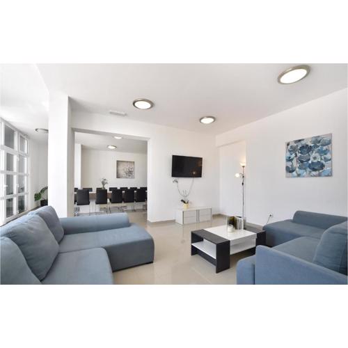 Ten-Bedroom Holiday Home In Duce
