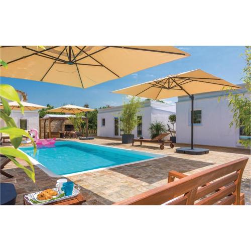 Ten-Bedroom Holiday Home In Petrcane