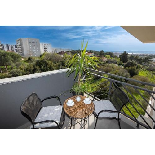 Teny studio with balcony and private parking