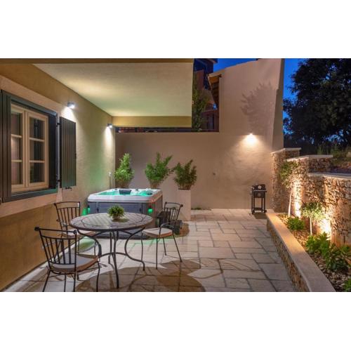 TEONA Luxury Studio Apartment with jacuzzi and garden view