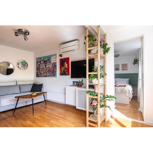 The Base - Bright 2BR, Near Old Town, Walk to Beach