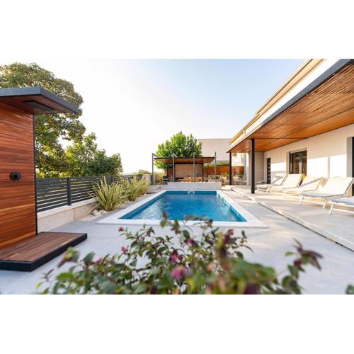 The Light On The Hill - 80m2 luxury apartment with private pool