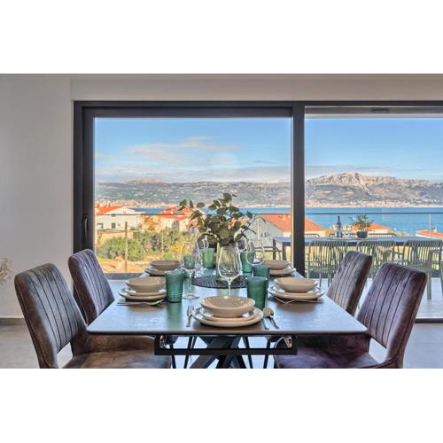 The Lookout Liveli - Premium Sea-View Apartment