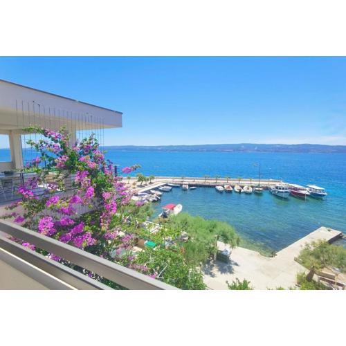 The penthouse apartment, first row by the sea, Beach House Ana