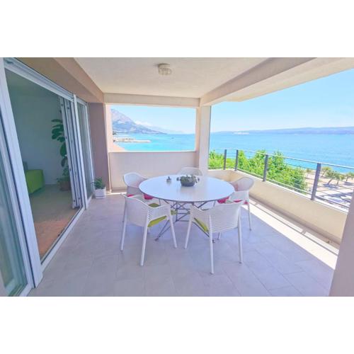 The penthouse apartment, first row by the sea, Beach house Ana