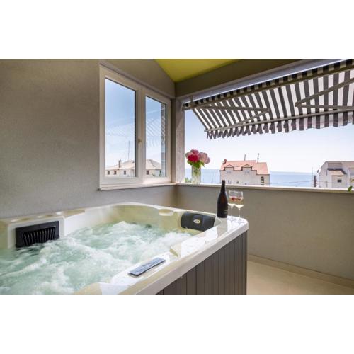 The Penthouse Harmony Beachfront with Hot Tub