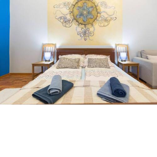 The quiet blue home in the city center!