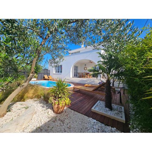 The Three Flowers Pool House