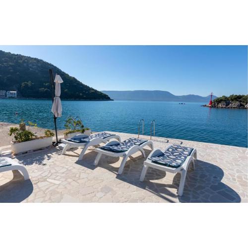Three-Bedroom Apartment Blace With Sea View 06