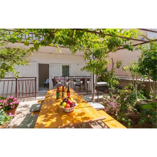 Three-Bedroom Apartment In Dugi Rat