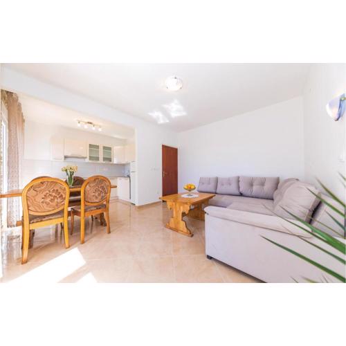 Three-Bedroom Apartment In Kastel Gomilica